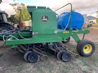 John Deere 1590 Disc Seeder