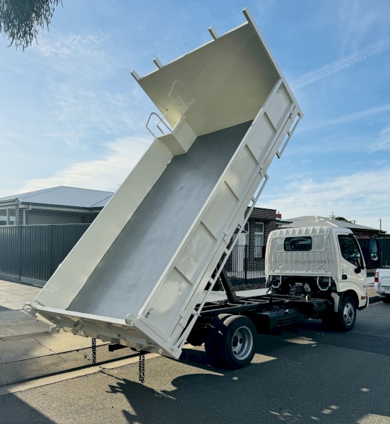 HINO 300 616 CAR LICENCE! AUTO! TIPPER! TOW BAR!