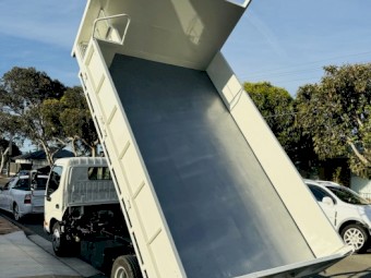 HINO 300 616 CAR LICENCE! AUTO! TIPPER! TOW BAR!