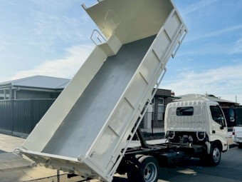 HINO 300 616 CAR LICENCE! AUTO! TIPPER! TOW BAR!