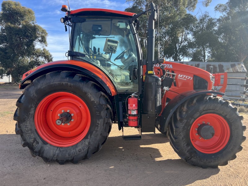 Kubota M7171 Tractor