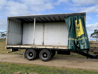 AM Trailers 10 pallet curtainside pig trailer 