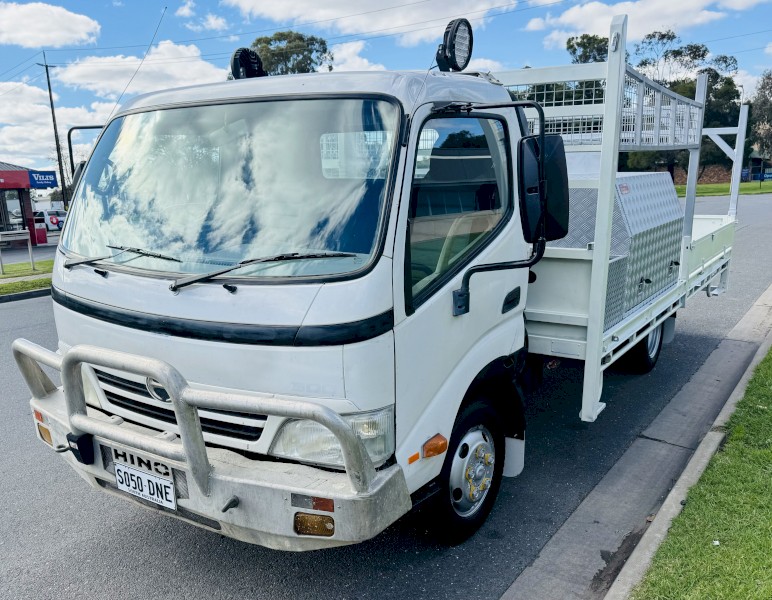 HINO 300 CONCRETE SET UP TRUCK! CAR LICENCE! AUTO!