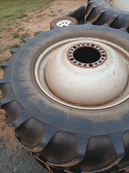 Dual wheels and tyres 