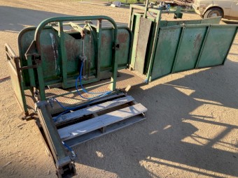 Air Operated Sheep Handler