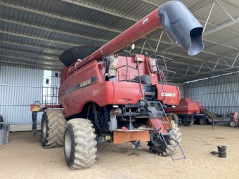 Case IH 7088 4WD Header with 35’ Draper Front & Trailer