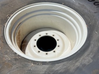 900/70R32 Header Tyres and Rims 