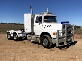 1990 Ford L9000 prime mover 