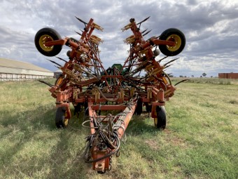2002 Simplicity 5700T82 with 8810 Bourgault 30ft bar on 12”