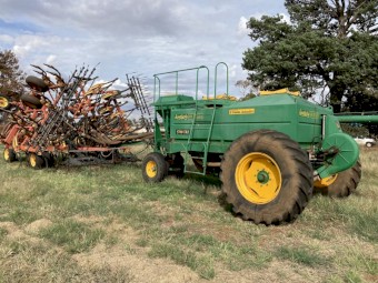 2002 Simplicity 5700T82 with 8810 Bourgault 30ft bar on 12”