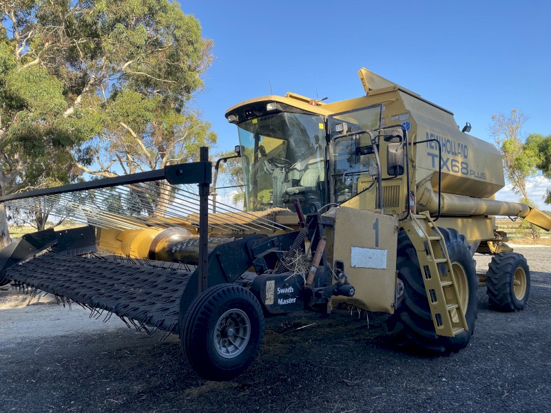 New Holland TX68 Plus Header and Pickup Front