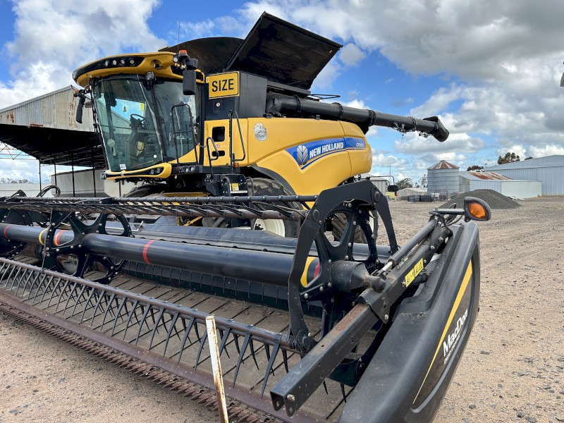 2016 New Holland 9.90 + 40ft Macdon D65