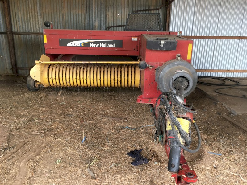 New Holland 575 baler with accumulator + grab