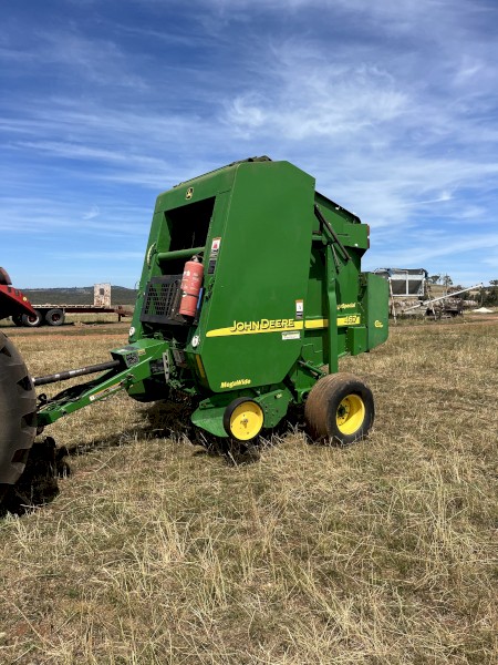 John Deere 467 Round Baler