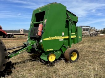 John Deere 467 Round Baler