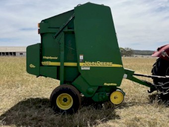 John Deere 467 Round Baler