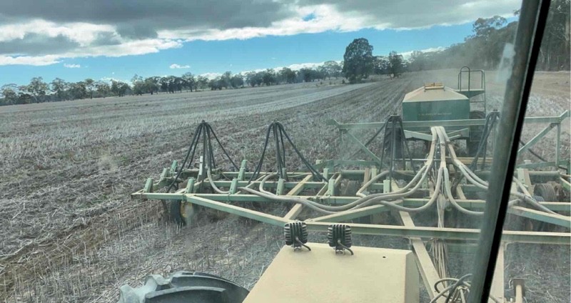 John Deere 40ft 1610 Airseeder Bar with Horwood Bagshaw 5700L Cart