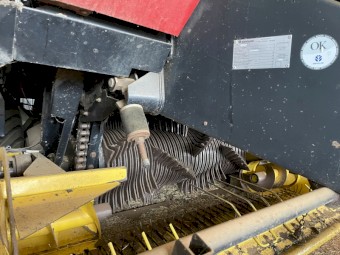 2004 New Holland BB960A 8x4x3 Baler