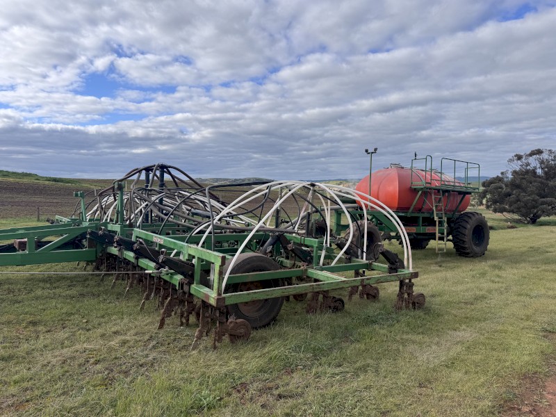 2005 Ausplow D300-32 DBS N Series 32ft Bar with 9000L Air Cart