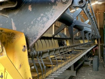 2004 New Holland CR940 Header with 30ft Honeybee Draper Front with Trailer