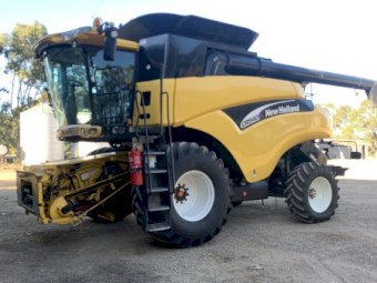 2004 New Holland CR940 Header with 30ft Honeybee Draper Front with Trailer