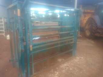 Metalcorp Cattle Crush