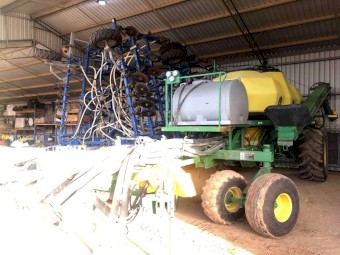 2010 Gason 40ft bar with John Deere 1910 Air Seeder