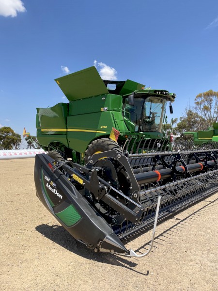 2023 John Deere S780 Header with Front and Trailer