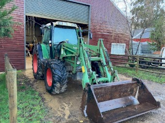 Fendt Vario 411 Tractor with Fendt FEL and 4 in 1 Bucket