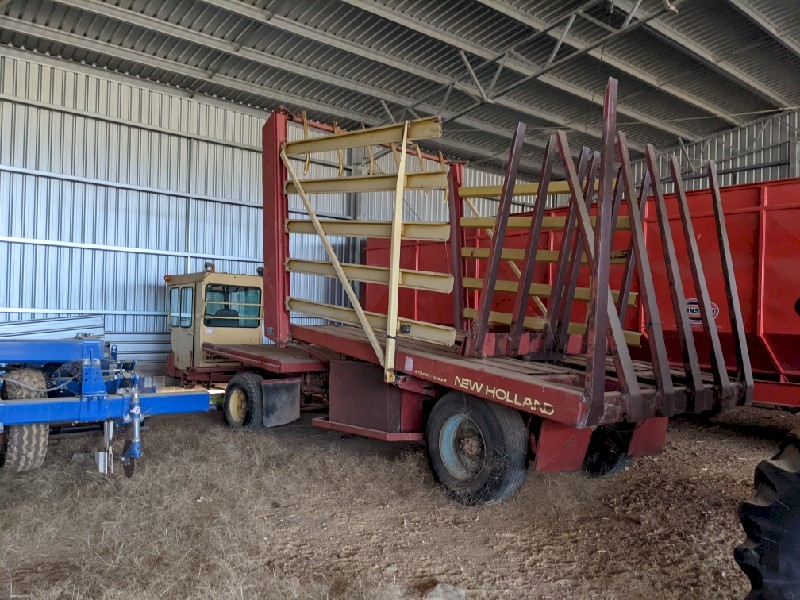 New Holland 1069 Bale Wagon