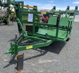 Square and round bale feeder New Elsworth