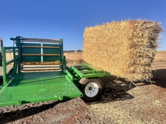 Square and round bale feeder New Elsworth