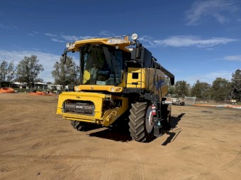 2011 New Holland CR9070 Header