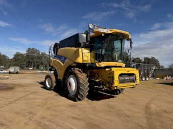 2011 New Holland CR9070 Header