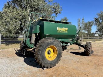 Simplicity 9000L Triple Bin Air cart