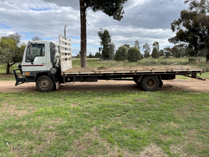1999 Hino FC tray truck