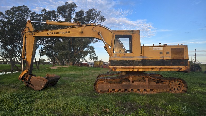 Caterpillar 225LC  25 ton excavator 