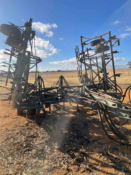 36ft John Shearer Air Seeder Bar & Chamberlain 667 Air Cart