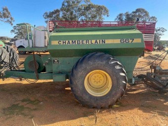 36ft John Shearer Air Seeder Bar & Chamberlain 667 Air Cart