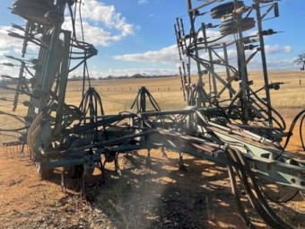 36ft John Shearer Air Seeder Bar & Chamberlain 667 Air Cart